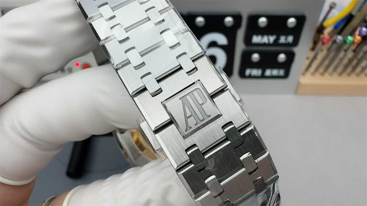 Audemars Piguet 26240ST Silver Dial Replica – APS Royal Oak 41mm Chronograph - Image 5