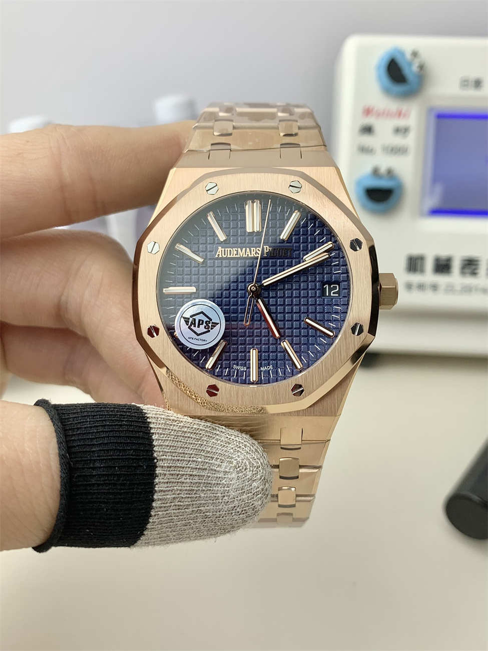 APS Factory AP 15510OR 1320OR 03 Replica – Royal Oak 41mm Rose Gold Blue Dial 4302 Integrated Movement