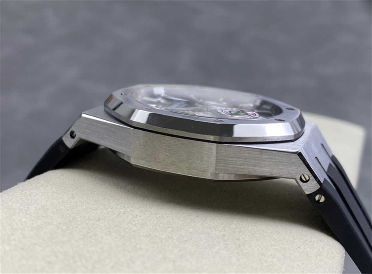 AP 26331 Replica (APS Factory) – Black Dial & Rubber Strap Edition - Image 6