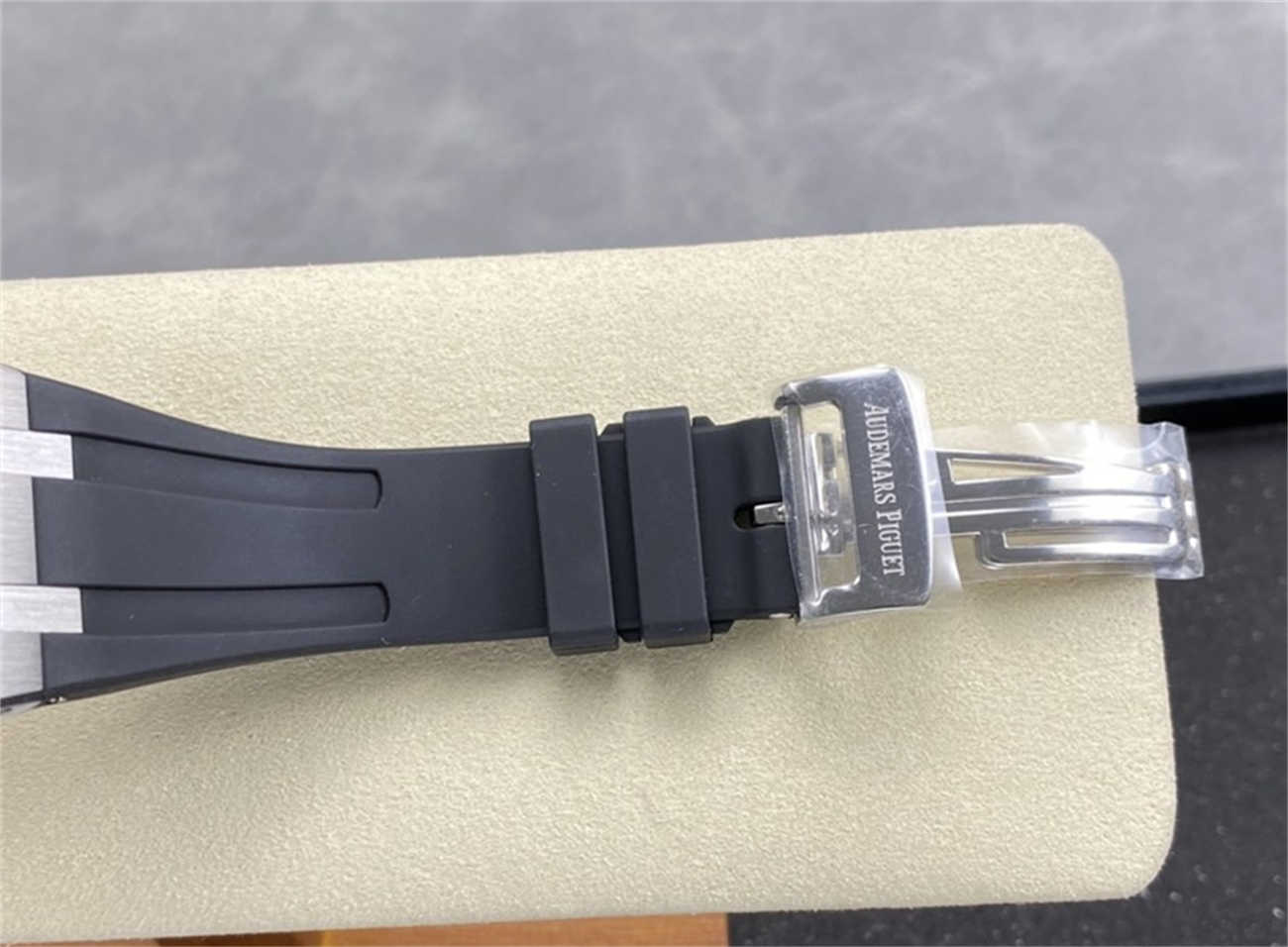 AP 26331 Replica (APS Factory) – Black Dial & Rubber Strap Edition - Image 8