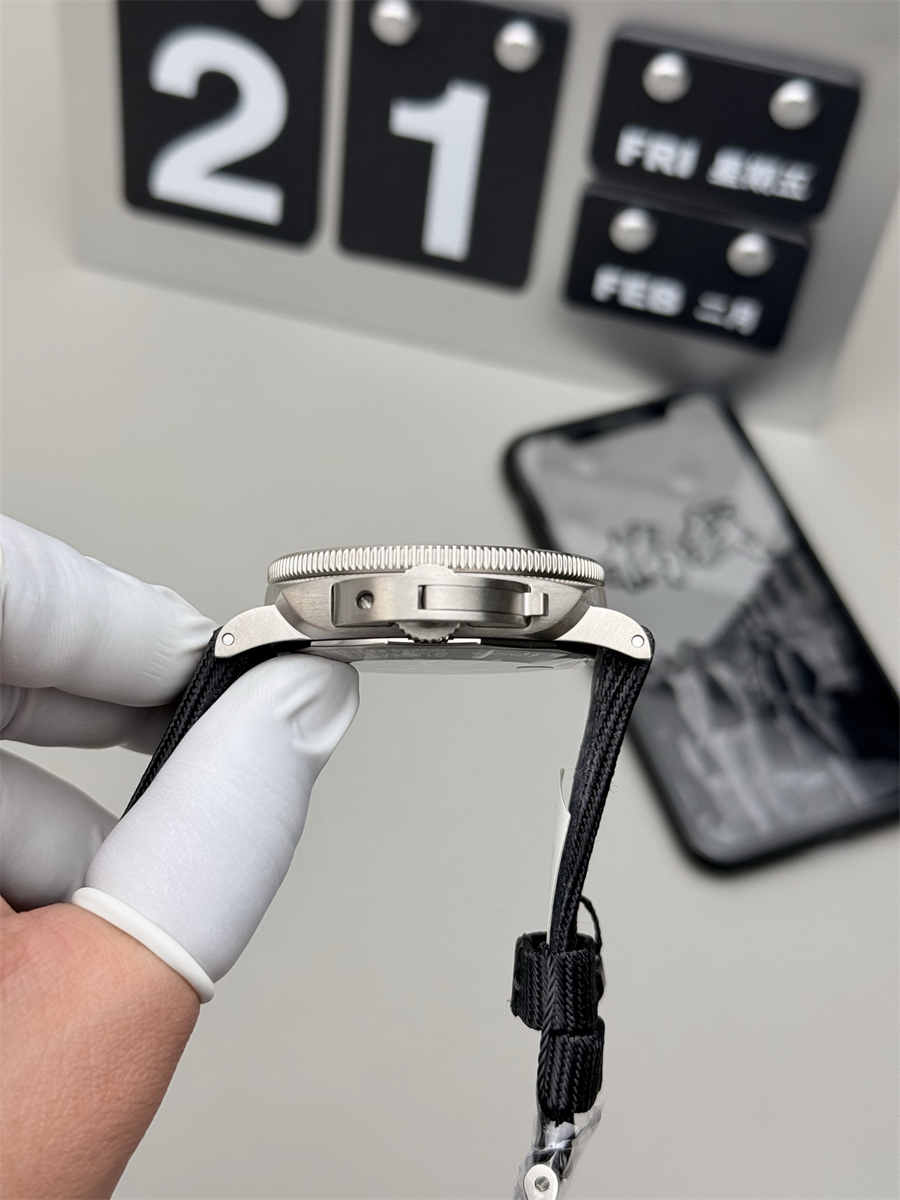 VSF Watches Panerai PAM984 – 47mm Titanium Submersible Super Clone - Image 6