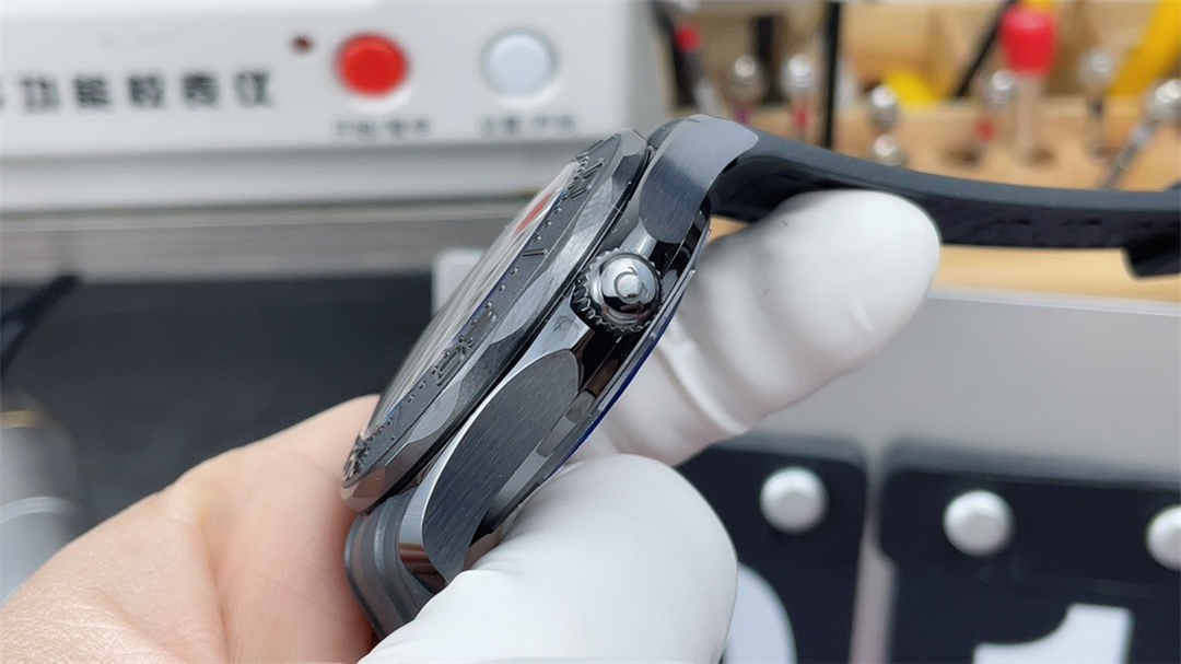 VSF Seamaster 300M Black Ceramic Replica – 43.5mm Full Black Diver Watch - Image 5