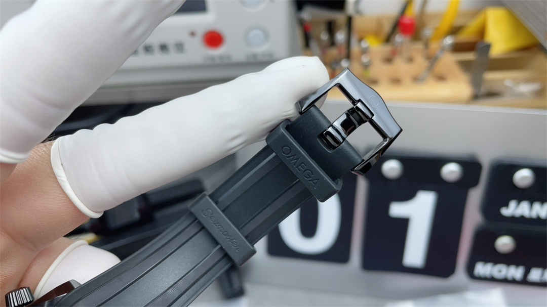 VSF Seamaster 300M Black Ceramic Replica – 43.5mm Full Black Diver Watch - Image 7