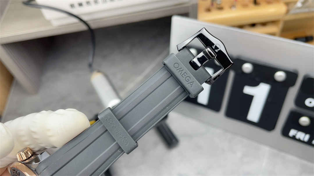 VSF Seamaster 300M Black & Rose Gold Replica – 43.5mm Diver Watch with Black Dial - Image 8