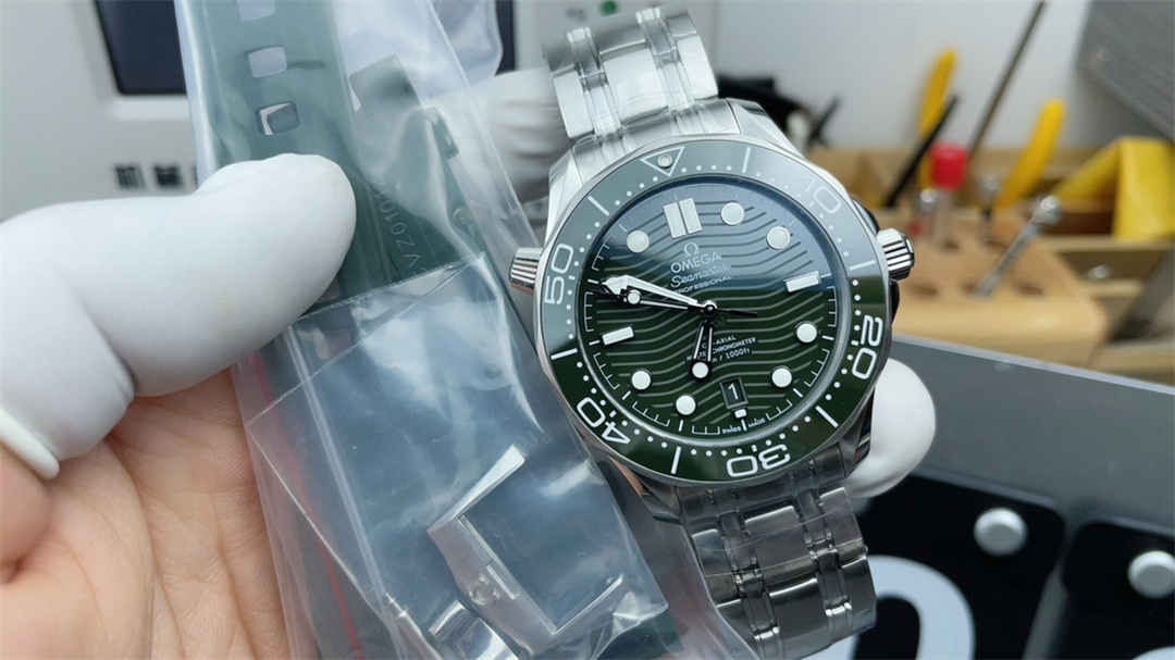 VSF Seamaster 300M Green Dial Replica – 42mm Diver Watch with Green Ceramic Bezel