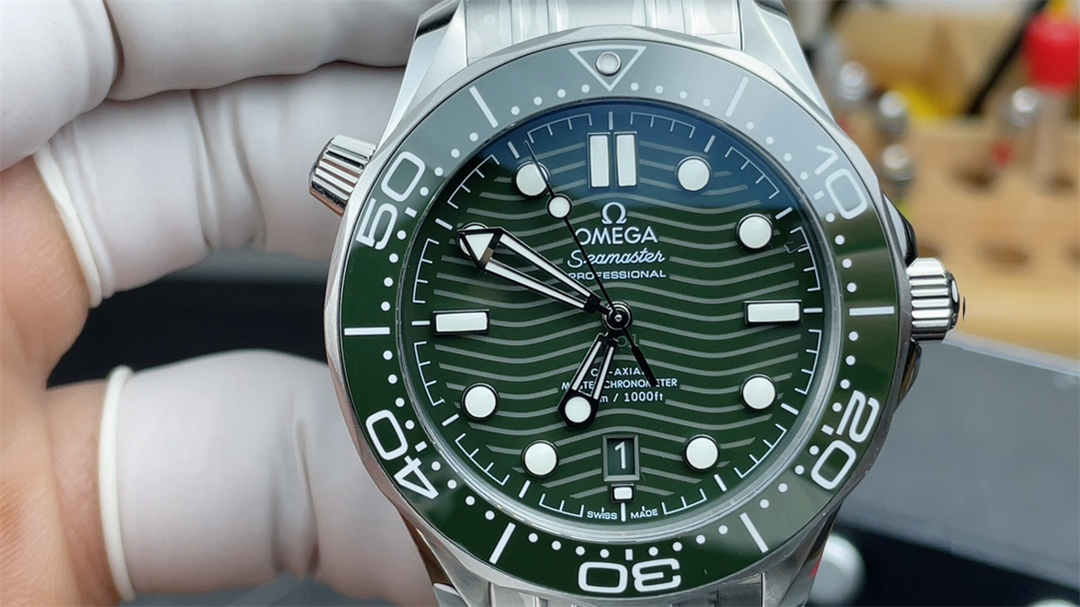 VSF Seamaster 300M Green Dial Replica – 42mm Diver Watch with Green Ceramic Bezel - Image 3