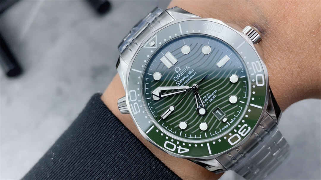 VSF Seamaster 300M Green Dial Replica – 42mm Diver Watch with Green Ceramic Bezel - Image 9