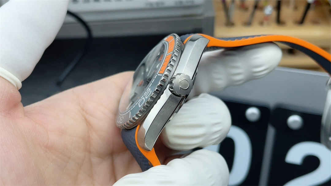 VSF Seamaster 600M Grey Orange Replica – 43.5mm Titanium Diver Watch - Image 6