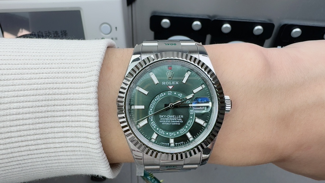 ZF Factory Rolex Sky Dweller Green Dial Replica – Jubilee Bracelet 42mm Luxury GMT Annual Calendar Watch - Image 4