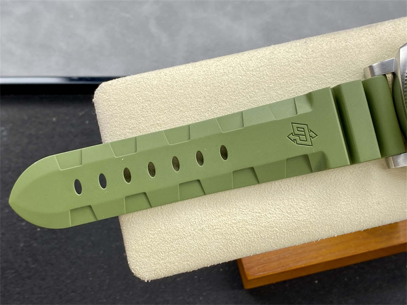 VS Factory Panerai Submersible Replica – PAM1226 QuarantaQuattro (White Dial) - Image 5