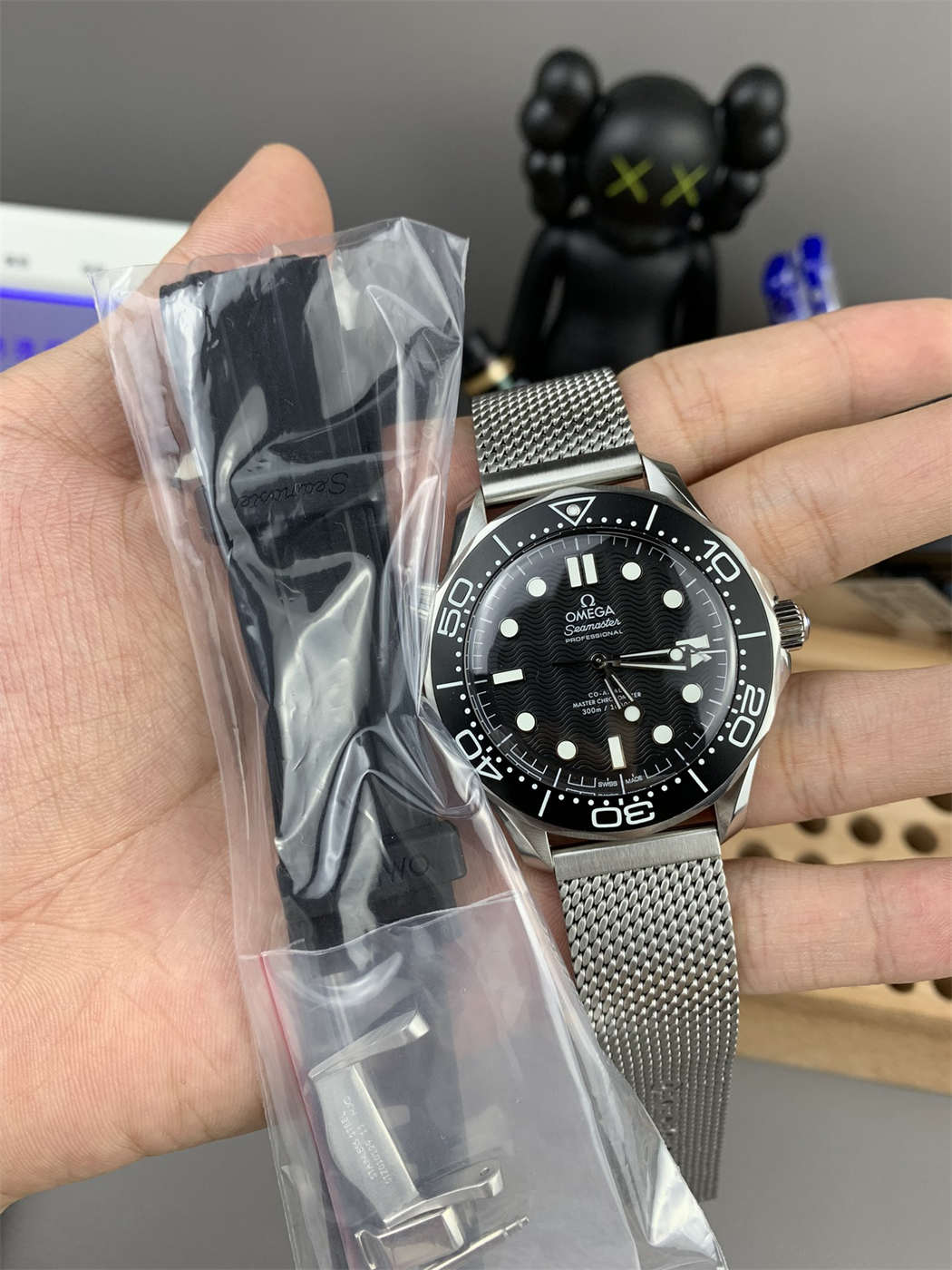 VS Factory Seamaster 300M Replica – Black Dial 42mm Stainless Steel - Image 9