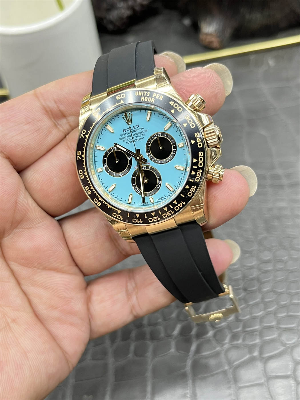 Rolex Daytona 126518LN Replica – Yellow Gold Oysterflex Chronograph - Image 3