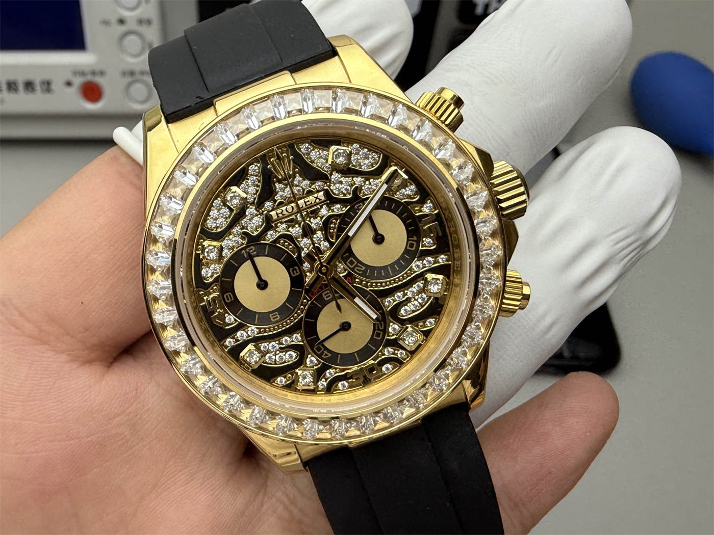 Rolex Daytona 116588 TBR Replica – Custom Diamond Dial Yellow Gold Chronograph - Image 3