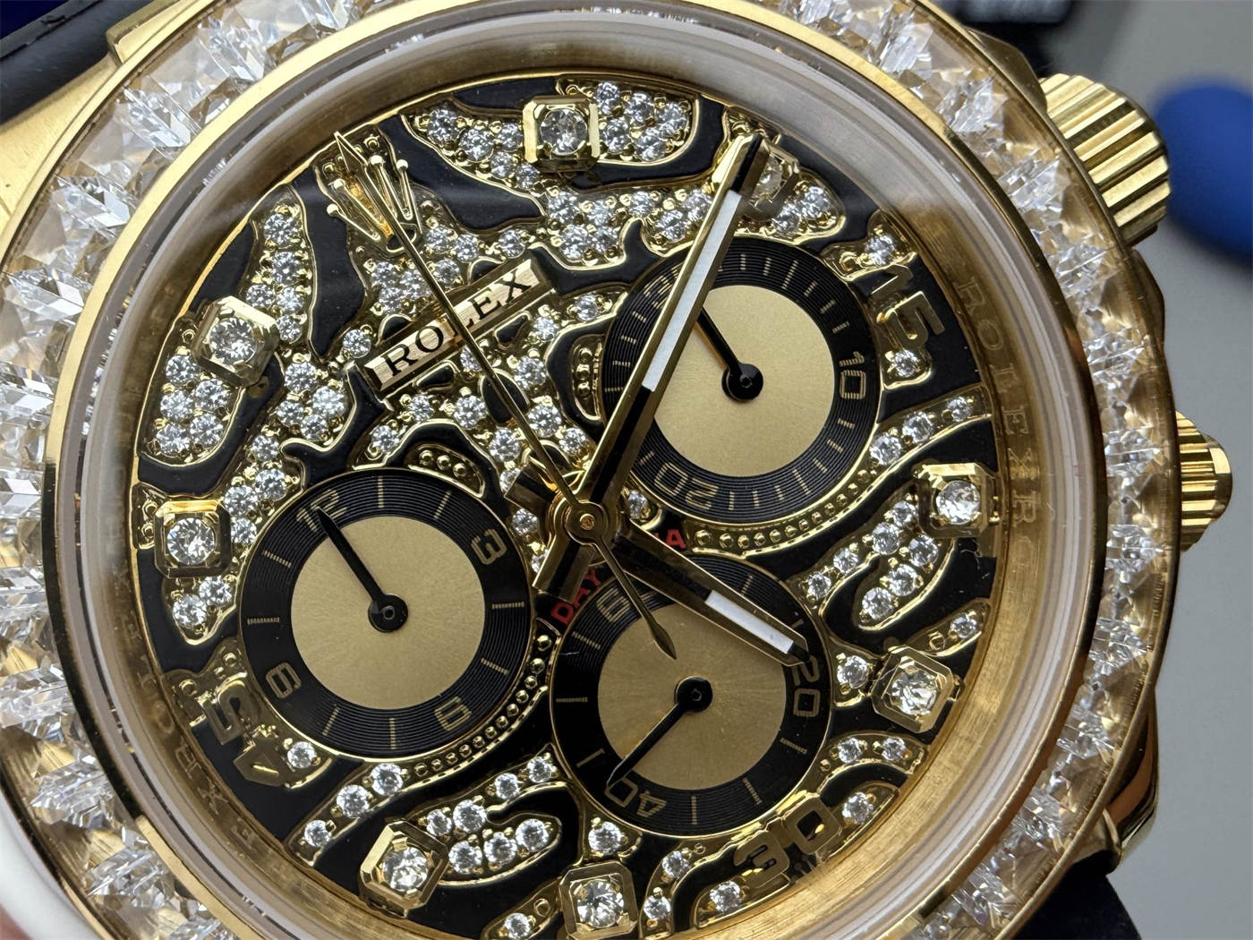 Rolex Daytona 116588 TBR Replica – Custom Diamond Dial Yellow Gold Chronograph - Image 4