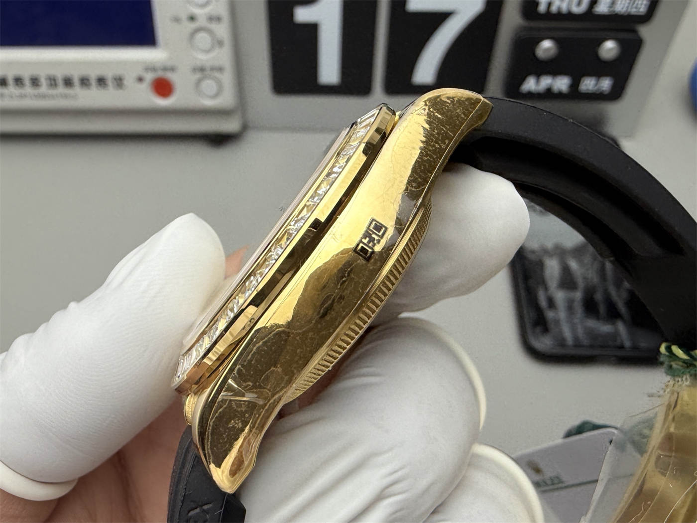 Rolex Daytona 116588 TBR Replica – Custom Diamond Dial Yellow Gold Chronograph - Image 7