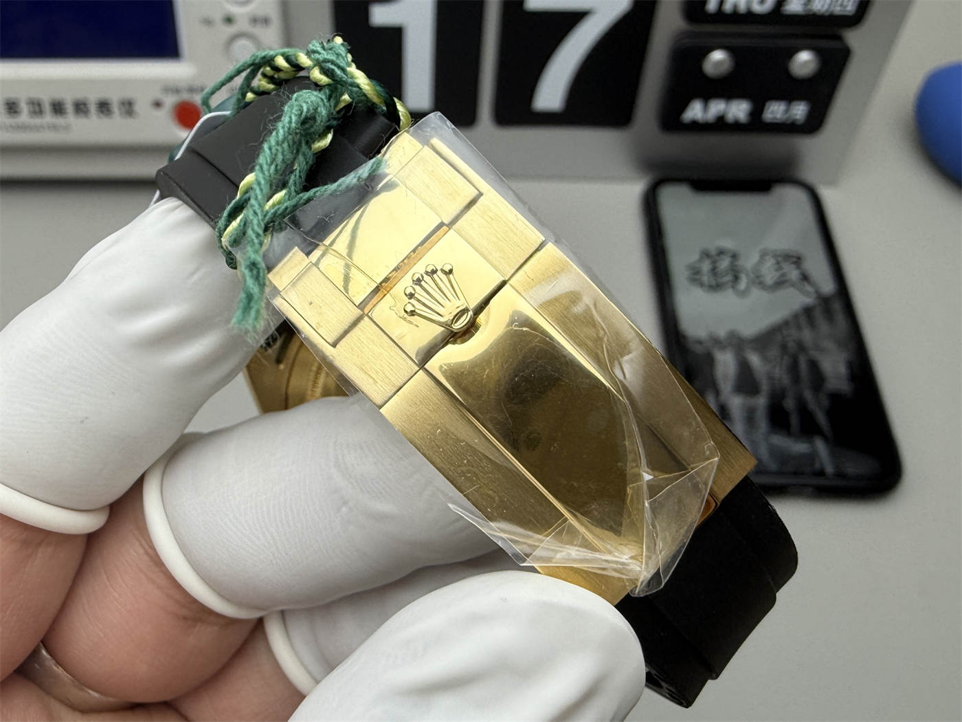 Rolex Daytona 116588 TBR Replica – Custom Diamond Dial Yellow Gold Chronograph - Image 8